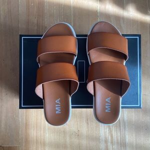 New with box! Mia Jessabelle Slide Sandals